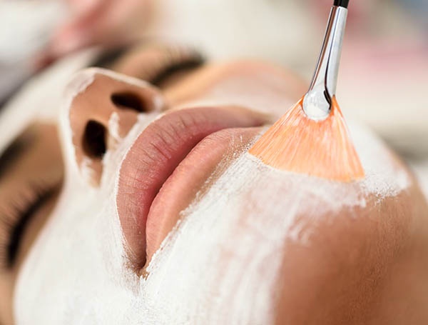 Peeling, studio Lubelli, donna che esegue peeling facciale